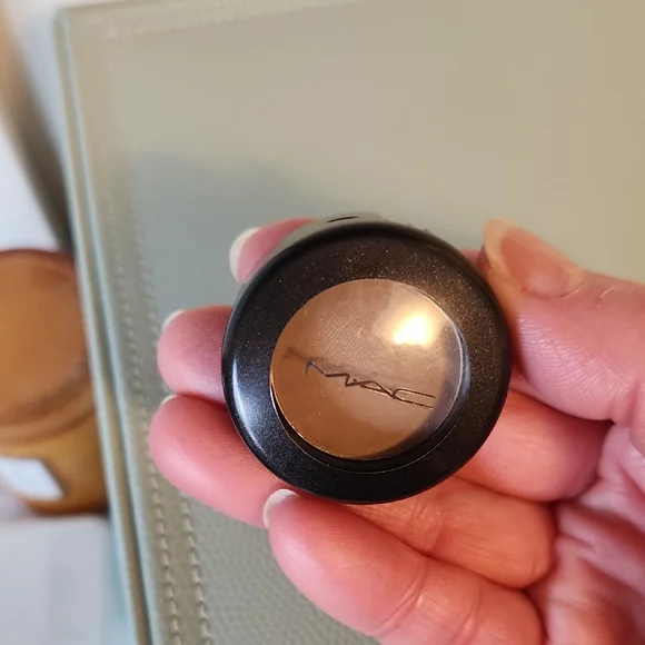 MAC Cosmetics - Charcoal Brown Matte Eyeshadow - Picture 5 of 5